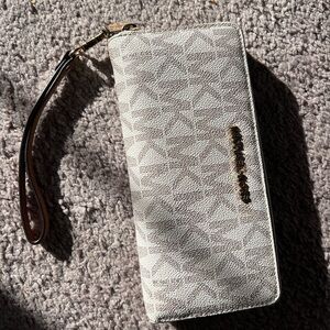 Michael Kors Jet Set Continental Travel Clutch Wristlet Wallet